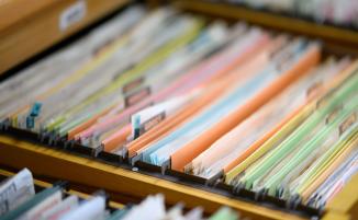 Aktenordner und Fax haben noch nicht ausgedient 